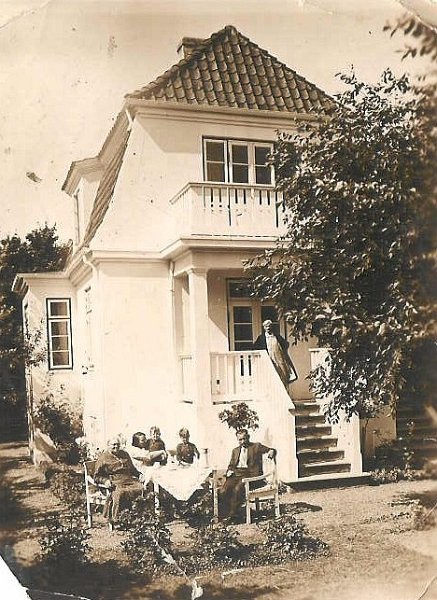 Farmors hus 01.jpg - Min farmors hus, som var beliggende i Valby. I min barndom besøgte jeg ofte farmor og hjalp med at ordne hendes have. Min far og hans kone, Vera, boede på 1. sal.